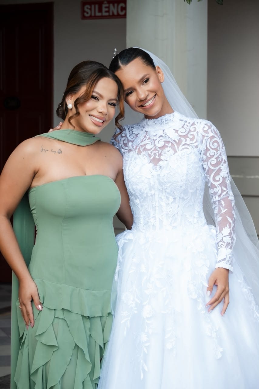 Suelen e Clara, da Viva | Films, juntas e sorrindo em um casamento