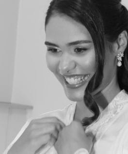 Retrato em preto e branco de uma noiva sorrindo