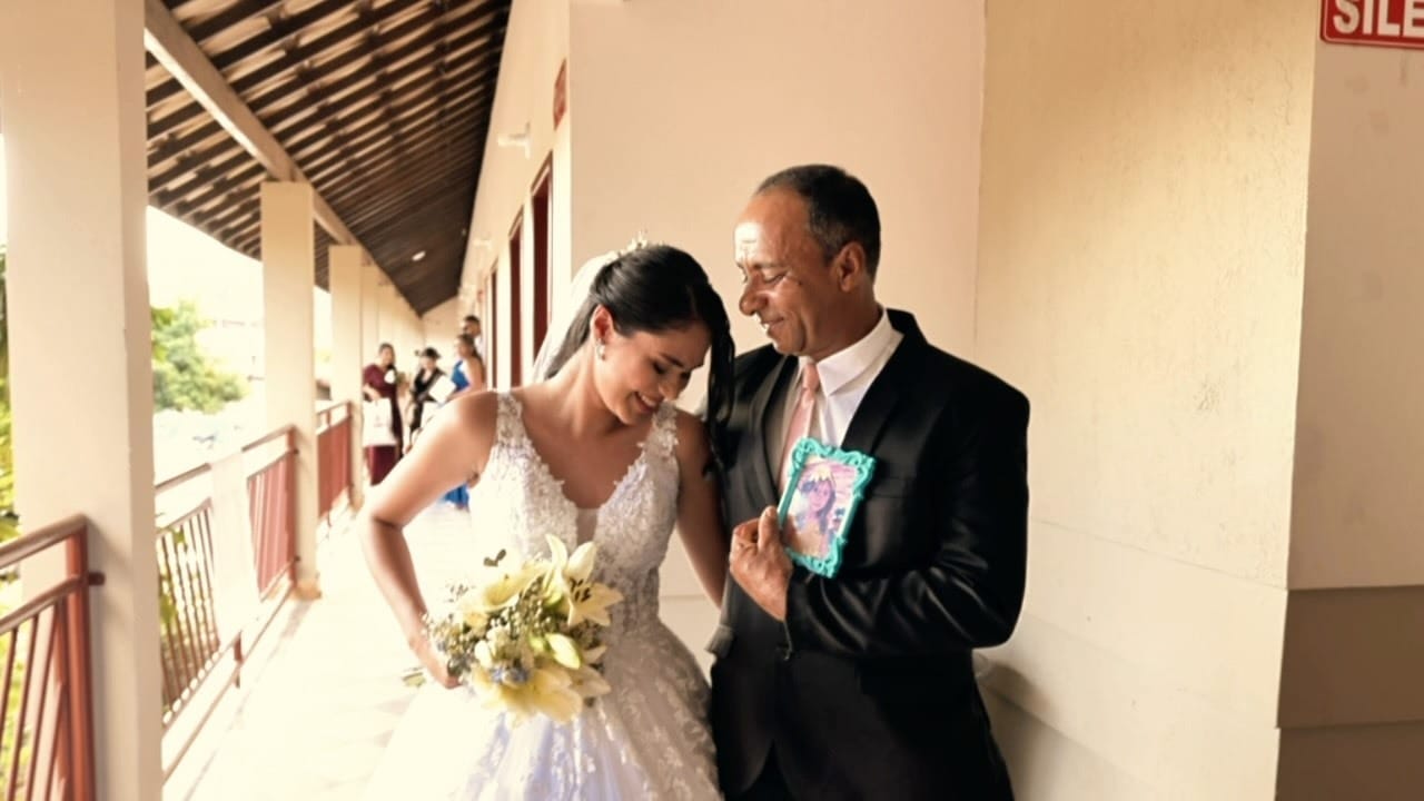 Noiva e o pai emocionados antes da entrada